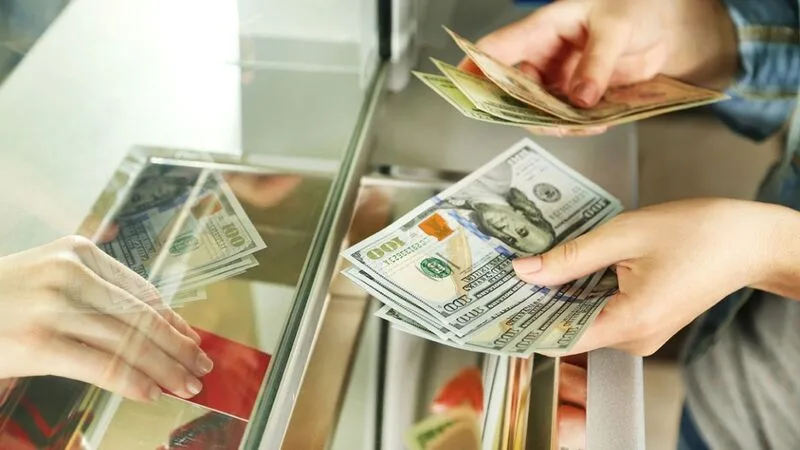 Khi đổi USD sang VND, nên kiểm tra tỷ giá, phí giao dịch và chứng từ cẩn thận