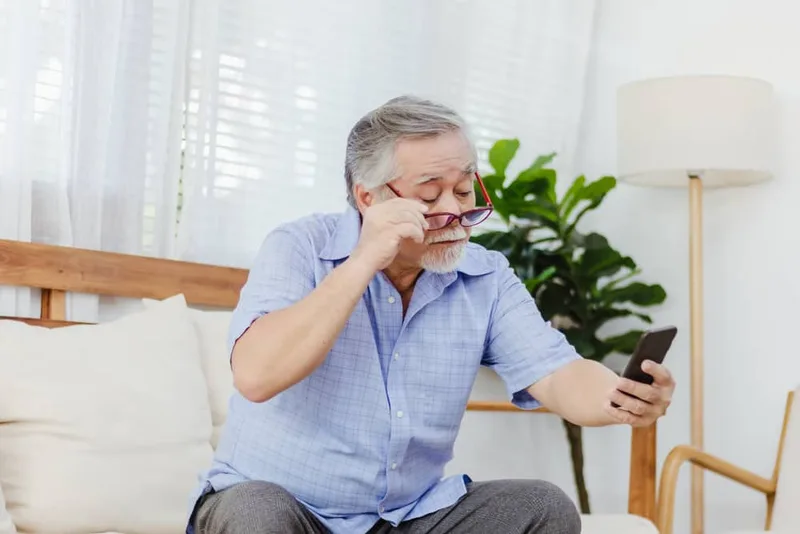 Người viễn thị dễ thấy chữ bị mờ, mắt căng hoặc nhức sau khi đọc lâu, dùng điện thoại hoặc máy tính.