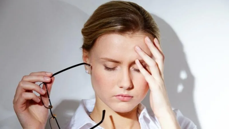 Tự mua kính, dùng thuốc nhỏ mắt tùy tiện hoặc bỏ qua khám mắt có thể khiến tình trạng khó chịu kéo dài.