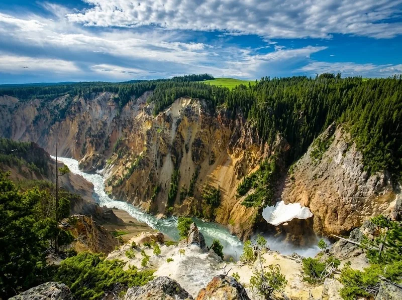 Yellowstone có hẻm núi, hồ lớn, thác nước và thung lũng rộng